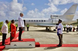 Presidente de Cuba, Miguel Díaz-Canel (3-i), a su llegada a Kingstown (San Vicente y Granadinas). EFE