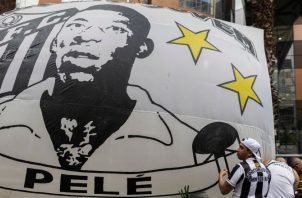 Aficionados del Santos hacen una vigilia por la salud de Pelé. Foto:EFE