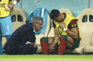 Fernando Santos, técnico de Portugal (izq.) conversa con Ronaldo. Foto:EFE