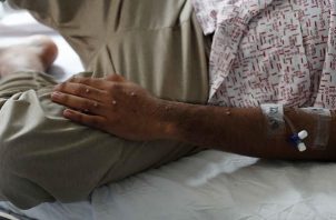  paciente que es atendido tras ser diagnosticado con la viruela del mono, en el hospital Cayatano Heredia, en Lima (Perú). EFE