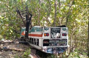 El bus de la ruta Tanara-Vía España, registró un desperfecto mecánico, el conductor perdió dominio del mismo y se volcó. Foto. Eric Montenegro