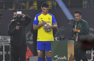 Cristiano firma un balón para los aficionado en su nuevo club Al Nassr. Foto:EFE