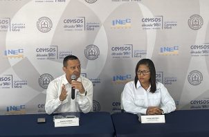 Samuel Moreno (izquierda) explica los últimos detalles ante el inicio, este domingo, de los censos nacionales. Foto: Cortesía Contraloría General