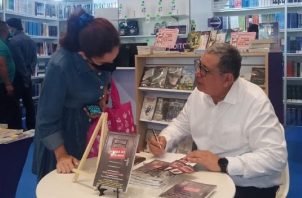 René Morales Cortés firmando copias de su publicación en la Feria del Libro. Foto: Cortesía