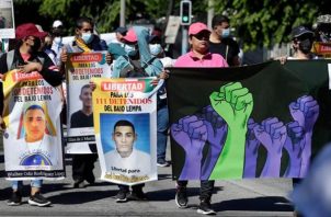 Salvadoreños marchan con motivo de un nuevo aniversario de la firma de los Acuerdos de Paz. Foto: EFE