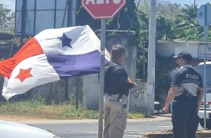 El capitán retirado Juan Alberto Poveda, bandera al hombro protesta por la violencia que ha provocado la baja de varios uniformados. Foto. Thays Domínguez,