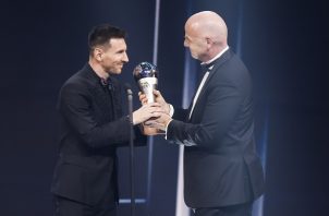 Messi recibe el trofeo de The Best por Gianni Infantino de la FIFA. Foto:EFE