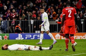 Sergio Ramos en el suelo ante la mirada de Mbapé al quedar eliminado el PSG ante Bayern en la Champions. Foto: EFE