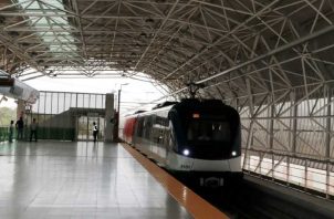 Primer tren en arribar a la estación del aeropuerto internacional de Tocumen, en el que se encontraba el presidente Laurentino Cortizo. Foto: Víctor Arosemena