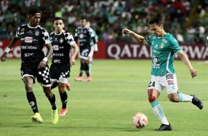 Osvaldo Rodríguez (der.) del León disputa el balón con Breidy Golúz (izq.) del Tauro en la Concachampions. Foto:EFE