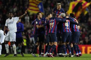 Jugadores del Barcelona festejan su triunfo ante Real Madrid en el clásico de España. Foto:EFE