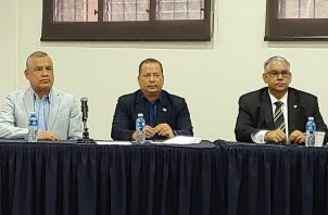 Aníbal Espinoza, presidente UNCAP (izq), Rodolfo Samuda, Gabinete Logístico Panamá (c), y Osiris Ramírez Ponce De León, de OICEX y CECOMEX (der). Foto: Cortesía
