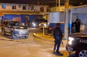 La Policía Nacional llegó al lugar en estos dos multifamiliares, luego de la intensa balacera. Foto: Diomedes Sánchez S.
