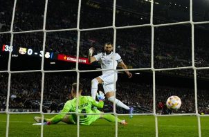 Karim Benzema anota el tercer gol del Real Madrid ante el portero Ter Stegen del Barcelona. Foto: EFE 