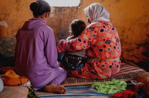 S. dio a luz hace un año a un niño, al que cuidan sus padres y su abuela en una región al este de Rabat. Foto: EFE