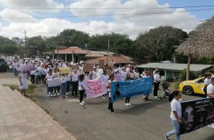 La caminata incluyó a adultos, jóvenes y niños quienes portaban pancartas con mensajes alusivos a poner un alto a la violencia,. Foto. Thays Domínguez