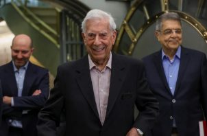Mario Vargas Llosa (c) visita la Caja de las Letras del Instituto Cervantes con motivo de un ciclo dedicado a él y a su obra. Foto: EFE / Kiko Huesca