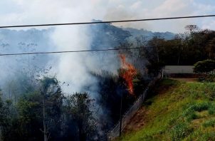  La empresa ETESA ha recibido reportes de estas quemas en áreas muy cercanas a las líneas de transmisión eléctrica. Foto: Cortesía
