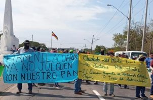  Los trabajadores mineros se manifestaron en el puente sobre el río La Villa. Foto: Thays Domínguez,