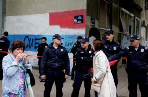 La policía bloquea una calle próxima a la escuela "Vladislav Ribnikar", de Belgrado. Foto: EFE