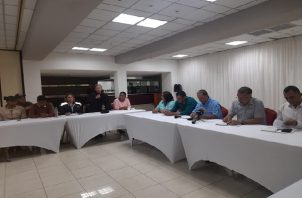 La reunión entre la comitiva gubernamental y un grupo de los damnificados por los huracanes Eta e Iota se lleva a cabo en el Hotel Bambito. Foto. Cortesía