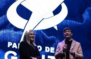 El excandidato presidencial Franco Parisi y la diputada Pamela Jiles participan en el cierre de campaña del Partido de la Gente para la constituyente. Foto: EFE
