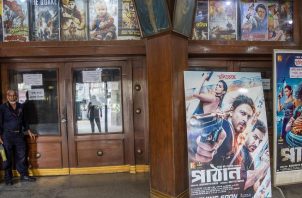 Primera película india en estrenarse en Bangladesh en casi una década. Foto: EFE