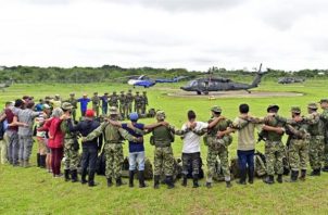 Soldados e indígenas apoyan la búsqueda de los cuatro niños perdidos en la selva tras un accidente aéreo, en Guaviare (Colombia). Foto: EFE