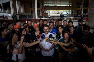 Jóvenes opositores exigen al ente electoral venezolano apertura del registro de votantes.