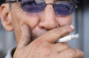 Un hombre fuma un cigarrillo en Tegucigalpa (Honduras). Foto: EFE