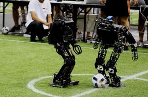 Expertos pronostican que en el año 2050 los robots podrán jugar fútbol como un ser humano. Foto: Cortesía