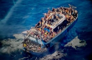 Naufraga barco repleto de migrantes en el Mar Jónico, frente a las costas de Grecia. Foto: Internet
