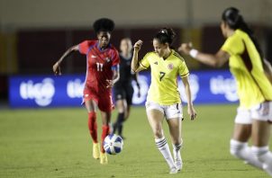 Marcela Restrepo (cent.) de Colombia disputa el balón con Natalia Mills (izq) de Panamá durante el primer juego en el estadio Rommel Fernández. Foto: EFE