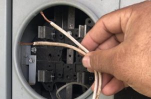  Personal de la empresa Naturgy procedió a eliminar las conexiones eléctricas ilícitas. Foto: Eric A. Montenegro