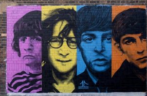 Un mural con las caras de The Beatles en Liverpool. Foto: EFE/EPA/PETER POWELL