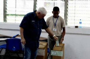  El candidato Ricardo Martinelli ejerce su voto. Foto: Víctor Arosemena
