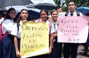  Estudiantes del Colegio Pedro Pablo Sánchez protestaron por segundo día ante la regional del Meduca. Foto: Eric A. Montenegro