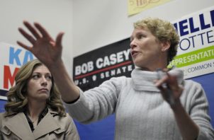 La congresista demócrata Chrissy Houlahan se opone a la medida.
