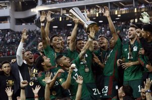 México levanta la Copa Oro en Los Ángeles. Foto: EFE
