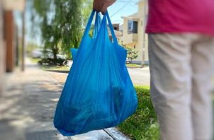 promueve el uso de bolsas reutilizables y prohíbe el uso de bolsas plásticas con polietileno.