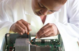 La industria de semiconductores es altamente intensiva en mano de obra calificada. Foto: Pexels