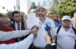 Boris Quezada, secretario general de Sicotrac, muestra la denuncia que interpusieran al MP. Foto: Víctor Arosemena