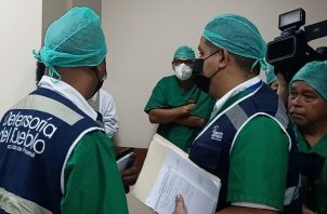 El Defensor del Pueblo, Eduardo Leblanc, inspeccionó los 5 quirófanos del Hospita Nicolás A. Solano. Foto: Eric A. Montenegro,