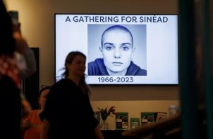 Personas acuden, este 27 de julio de 2023 en Londres, a una vigilia para despedir a la cantante irlandesa Sinéad O'Connor. Foto: EFE / Tolga Akmen
