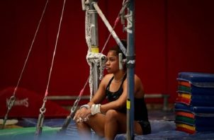 La gimnasta panameña Karla Navas participa en un entrenamiento en el No Limits Gymnastics Panamá. Foto: EFE 