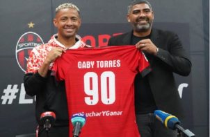 Gabriel 'Gaby' Torres (izq.) es presentado por Gabriel 'Gavilán' Gómez en el Sporting SM. Foto: Sporting 
