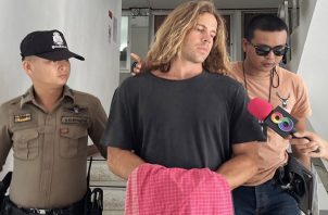 El español Daniel Sancho, escoltado por policías tailandeses desde la comisaría de Koh Phangan hasta el tribunal de Koh Samui.