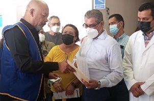 El ministro Sucre también recorrió el área de lavandería del hospital. Foto: Eric A. Montenegro