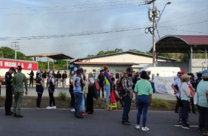 El cierre de la vía este viernes afectó el tráfico vehicular de las provincias de Herrera, Los Santos, Veraguas y Coclé, las personas realizaron transbordo para