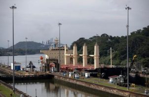 Un buque transita por las esclusas de Miraflores en el Canal de Panamá. Foto: EFE